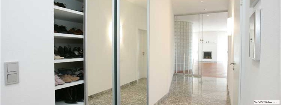 integrierter Einbau-Schuhrank mit Glasschiebeelemente