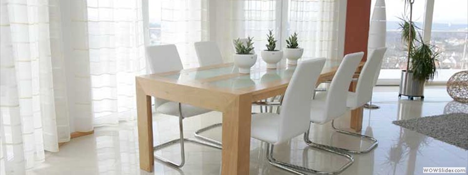 Tisch mit eingelassen und getzten Glasplatten